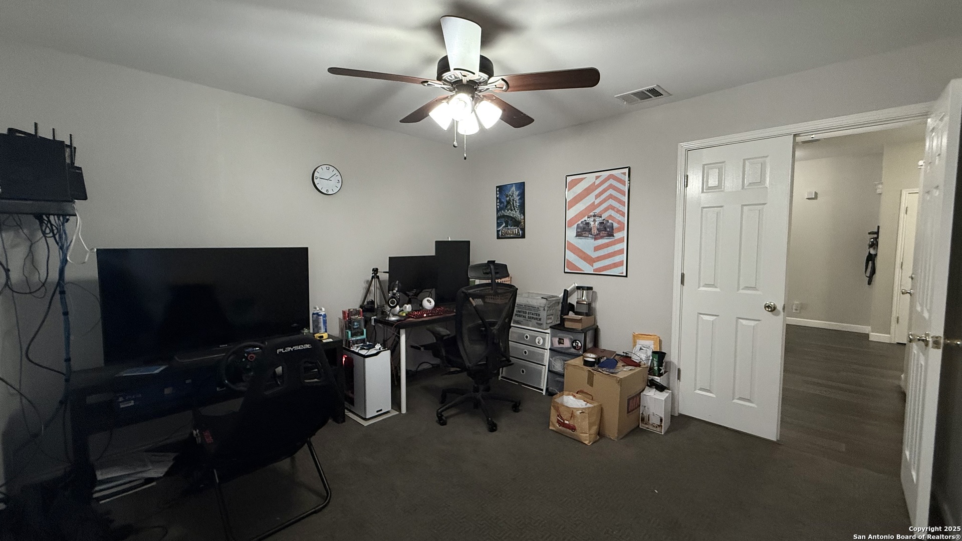 9402 Anderson Way Converse, TX 78109 - Photo 21 of 37 a room with a flat screen tv and furniture