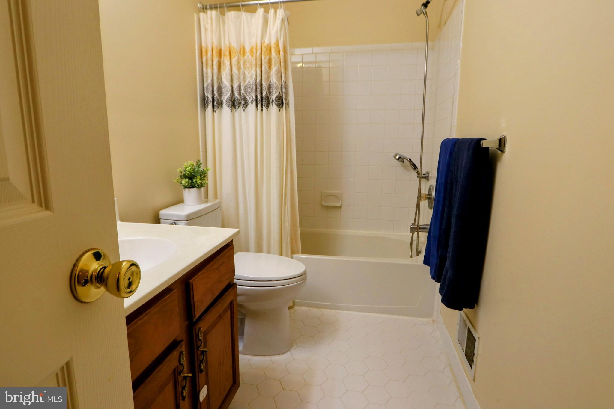 34 Windsor Pond Road Princeton Junction, NJ 08550 - Photo 27 of 36 Hall Bathroom view2