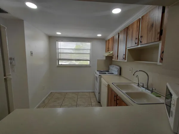 $1,800 | 6850 Royal Palm Boulevard, Unit 211G, Margate, FL 33063