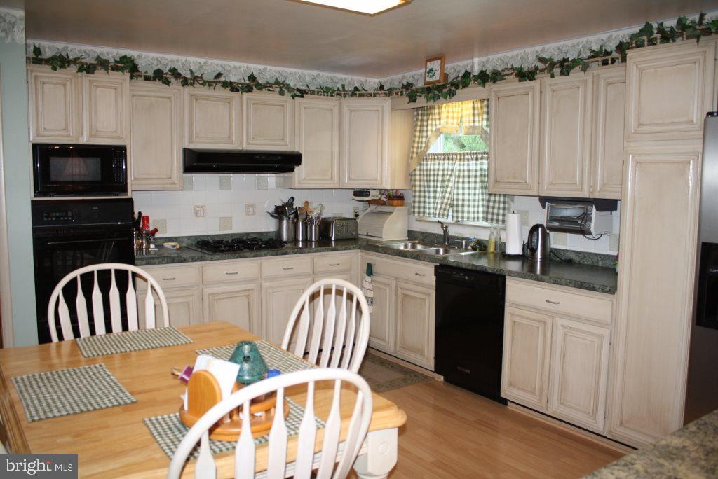 1760 Topaz Road York, PA 17408 - Photo 4 of 14 Gallery Image 4
