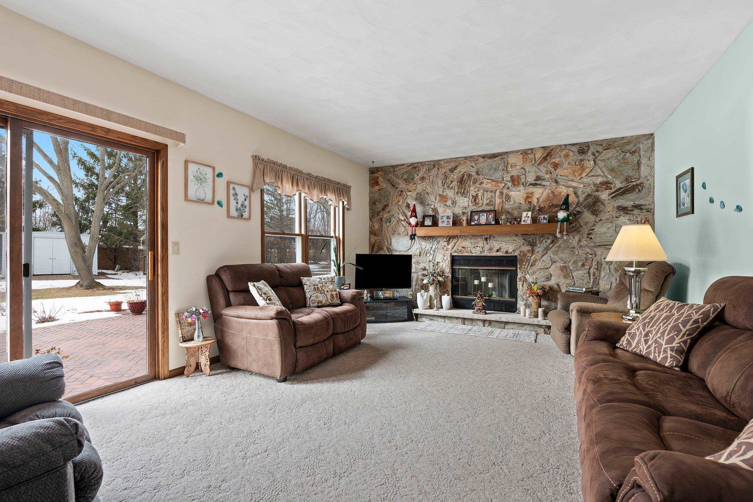 2911 Ridgeway Drive Neenah, WI 54956 - Photo 3 of 28