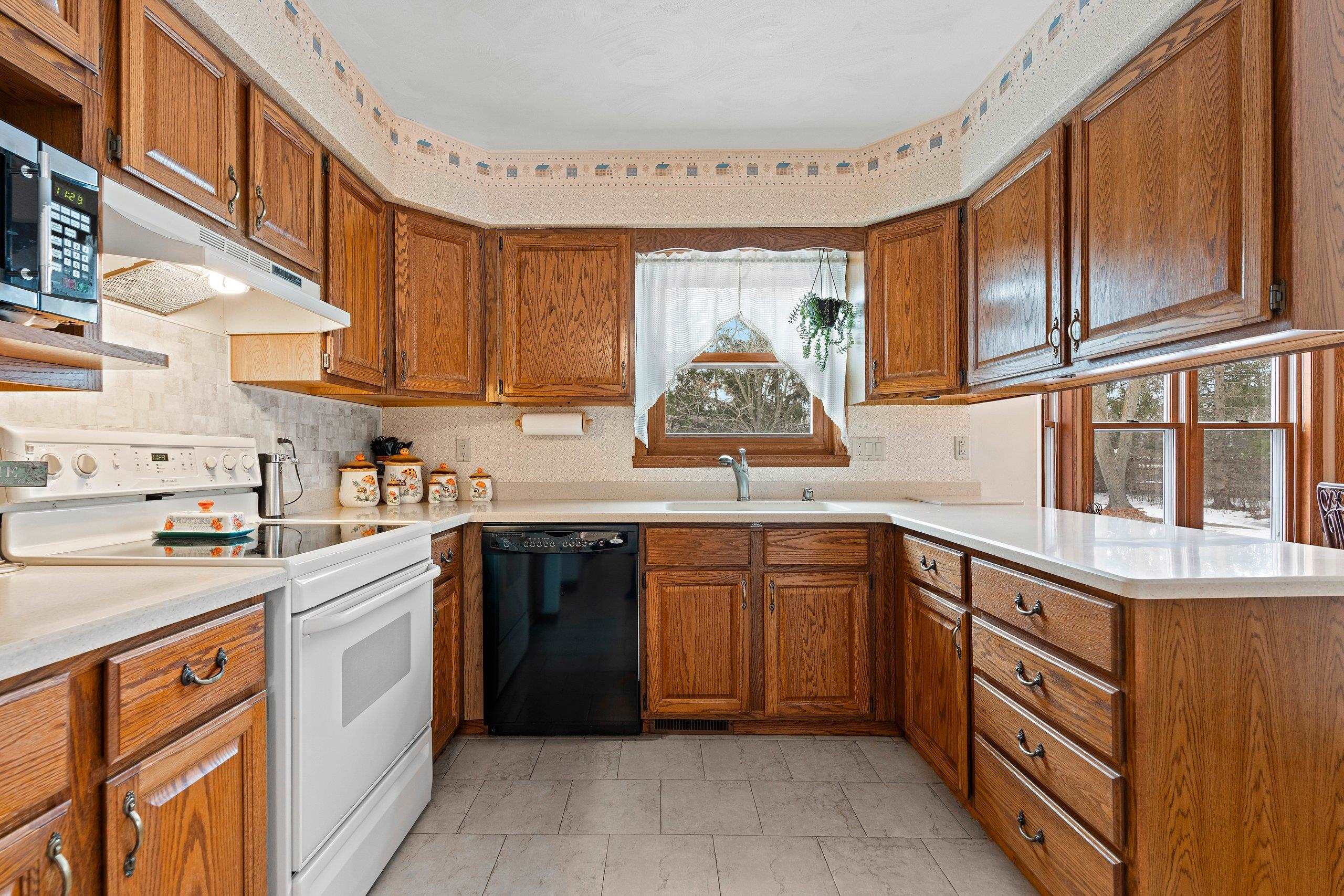 2911 Ridgeway Drive Neenah, WI 54956 - Photo 6 of 28