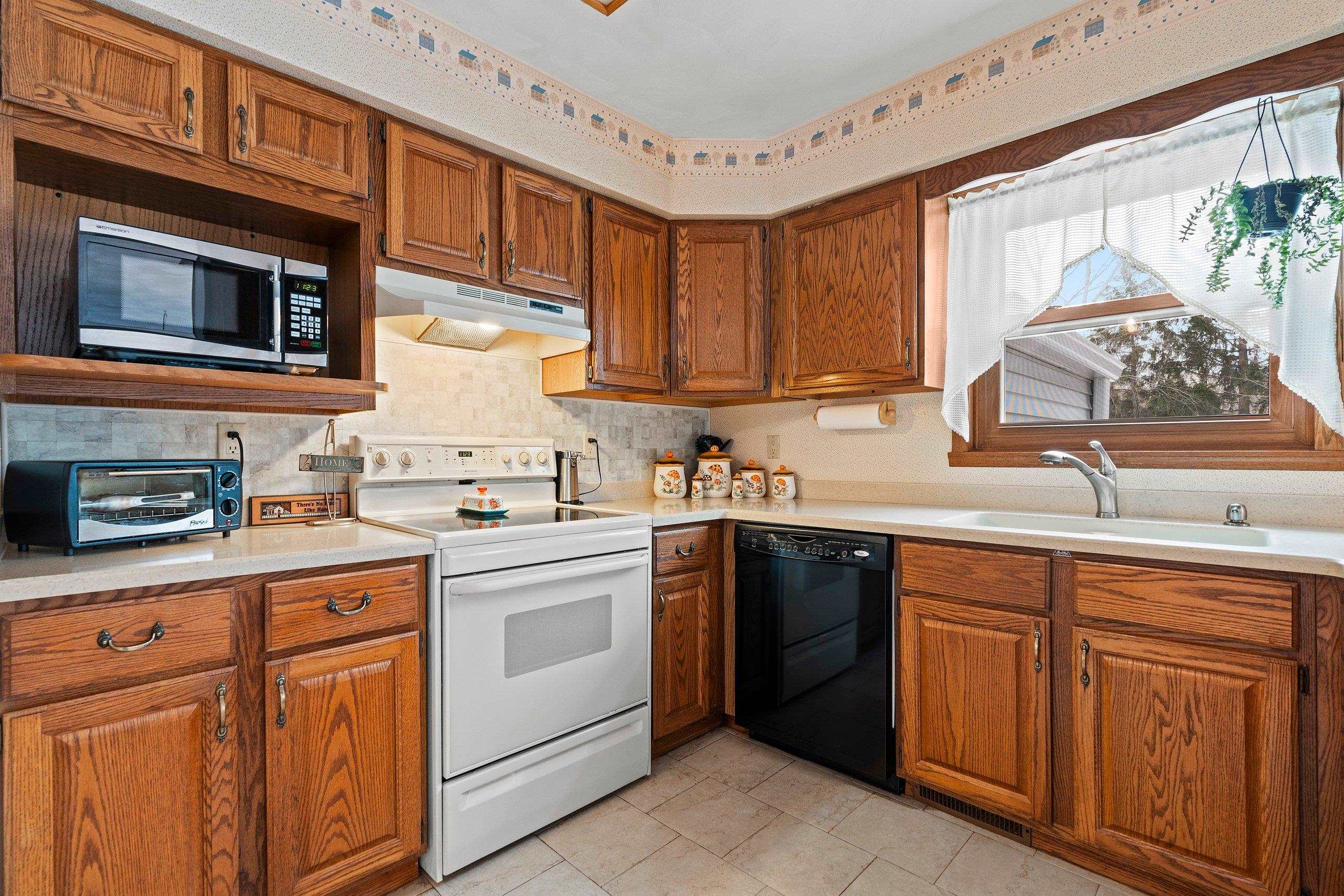 2911 Ridgeway Drive Neenah, WI 54956 - Photo 10 of 28