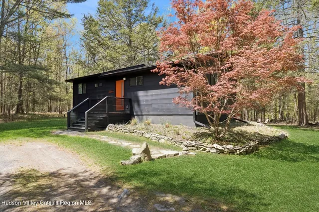 a view of a house with a yard