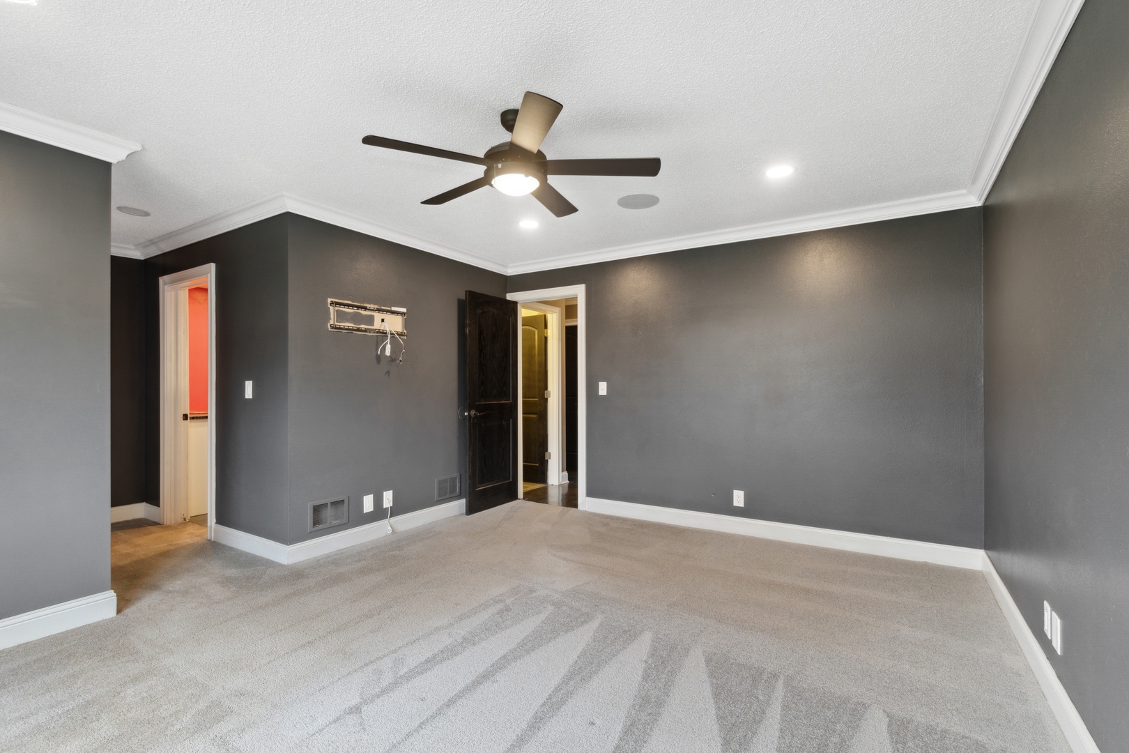 1000 Hollywood Boulevard McHenry, IL 60050 - Photo 7 of 16 a view of a livingroom with a ceiling fan