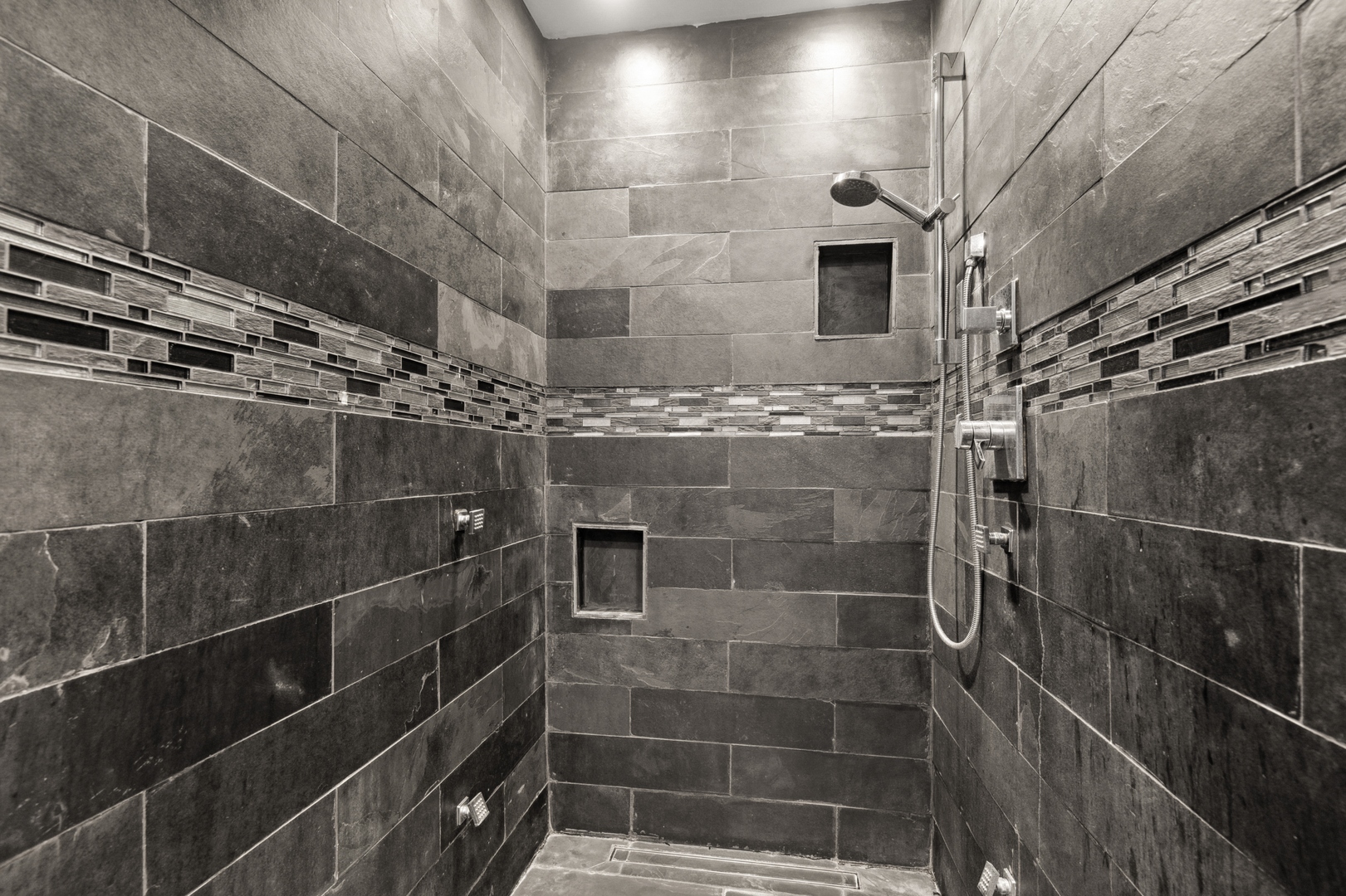 1000 Hollywood Boulevard McHenry, IL 60050 - Photo 9 of 16 a bathroom with a shower