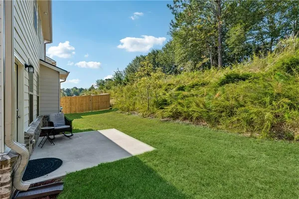 a view of a backyard
