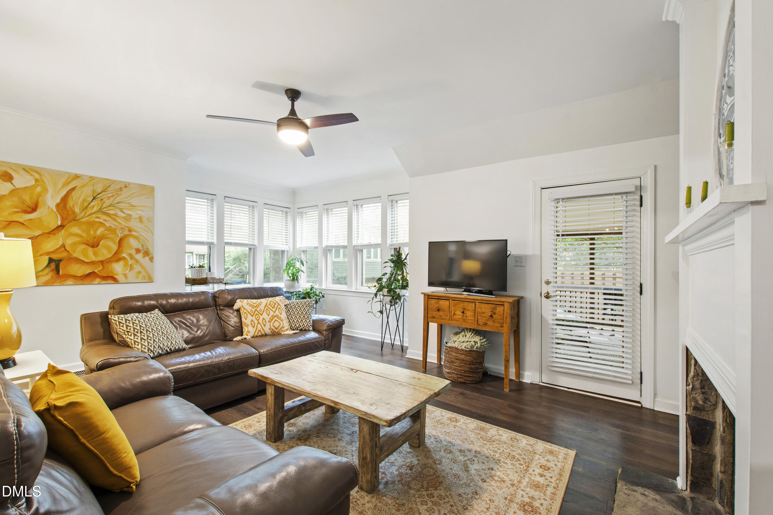 1717 Falls Church Road Raleigh, NC 27609 - Photo 8 of 25 Living Room