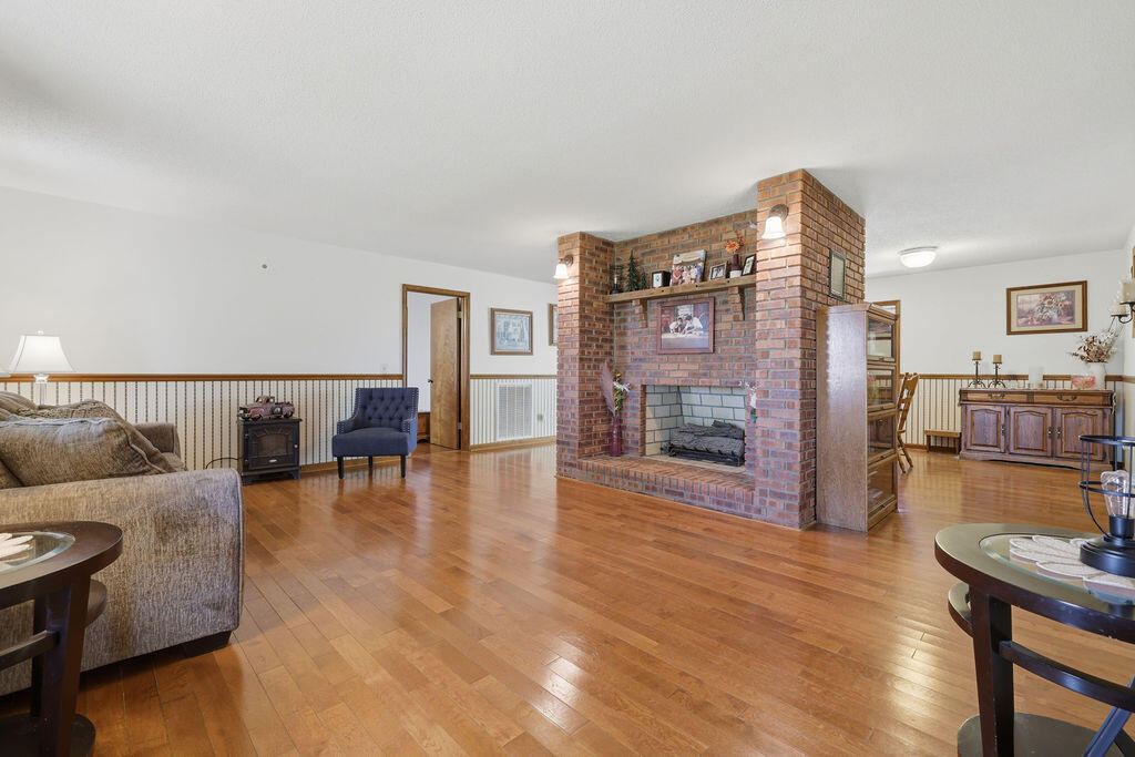 643 Beach Road Kirksey, KY 42054 - Photo 6 of 33 Living Room
