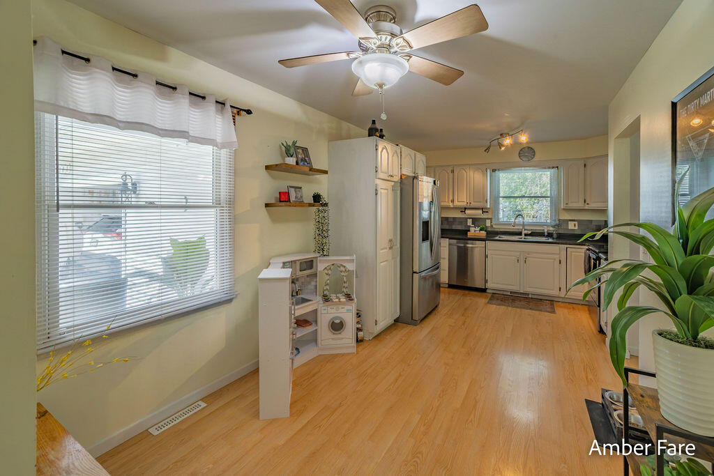1508 Hendrick Road Muskegon, MI 49441 - Photo 8 of 42 Kitchen