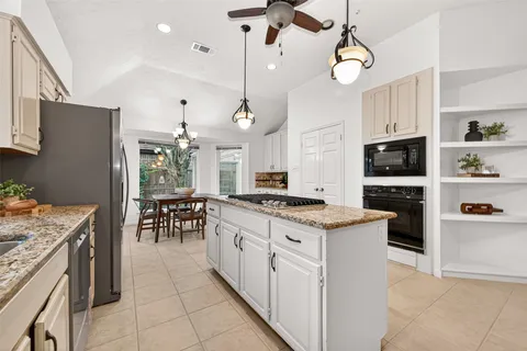 $559,000 | 6 Skyland Place, The Woodlands, TX 77381