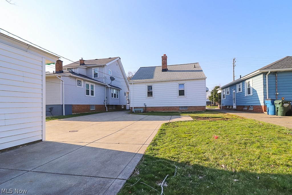 4010 Snow Road Cleveland, OH 44134 - Photo 4 of 17