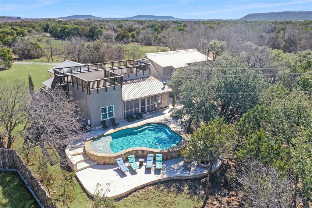 CHARMING 3127 SQFT LAKEHOUSE 5BD, 3BA, POOL, GUESTHOUSE AND 4 CAR GARAGE