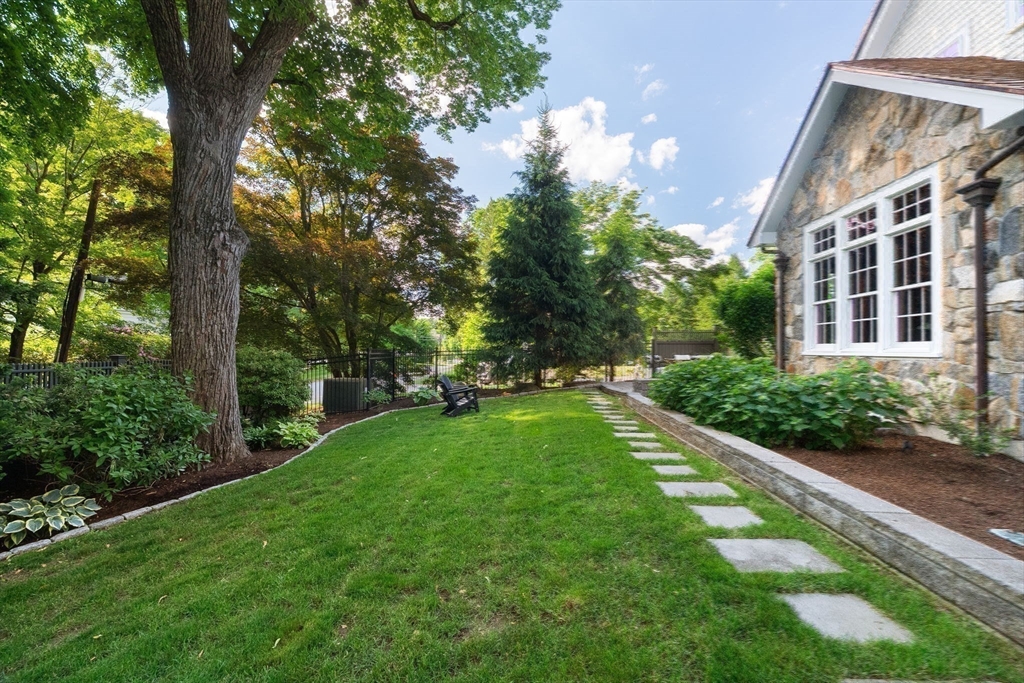 8 Valley Road Wellesley, MA 02481 - Photo 5 of 39