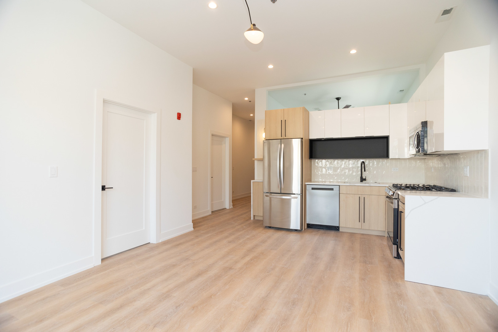 2042 West Irving Park Road, Unit 403 Chicago, IL 60618 - Photo 4 of 14