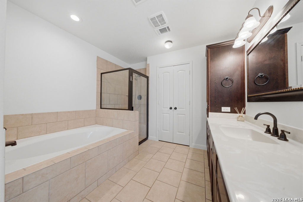 12897 La Vernia Road St. Hedwig, TX 78152 - Photo 21 of 34 a bathroom with a bathtub and a sink