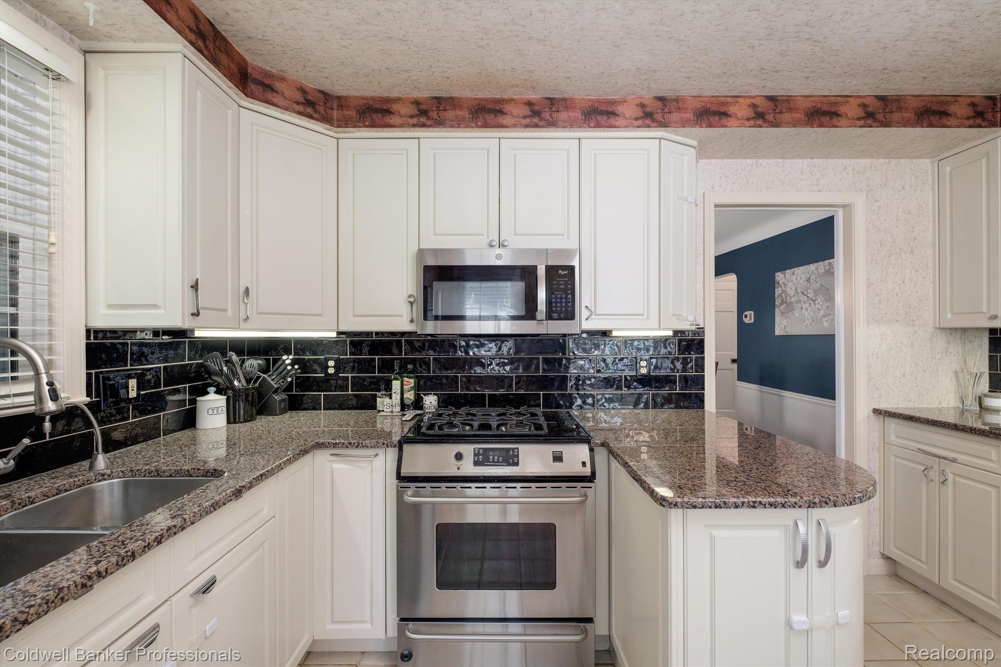1585 Fairholme Road Grosse Pointe, MI 48236 - Photo 11 of 28