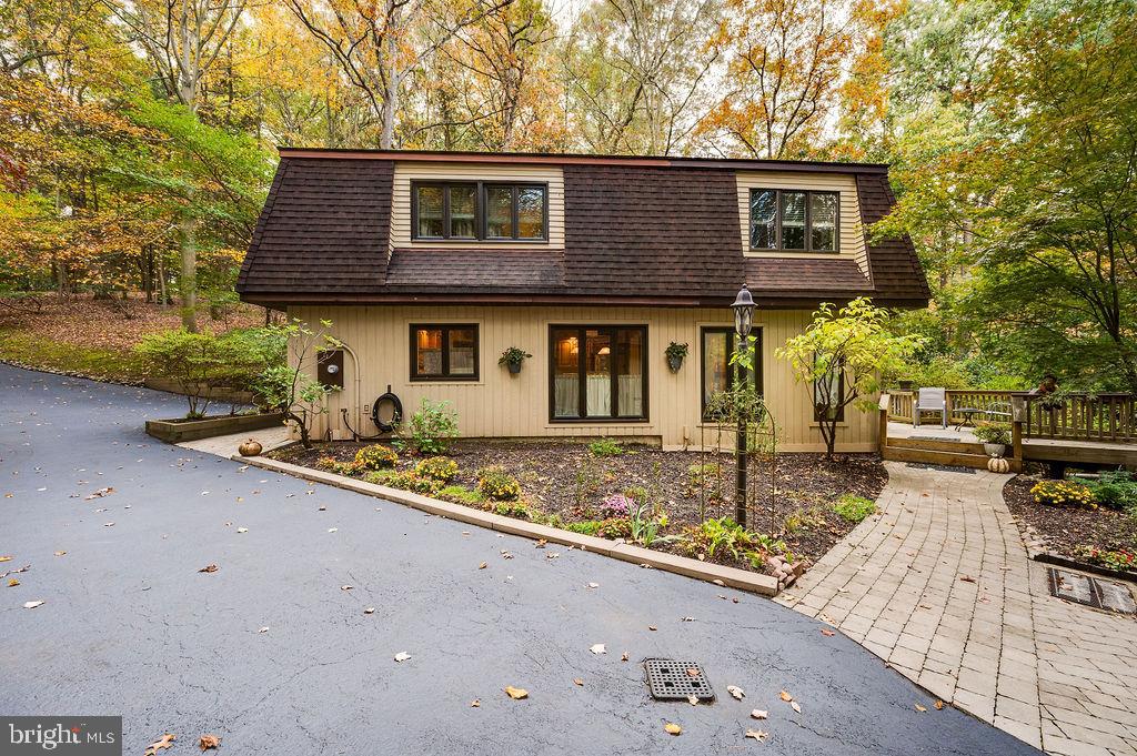 199 Deer Hill Lane Reading, PA 19607 - Photo 4 of 65 a front view of a house with garden