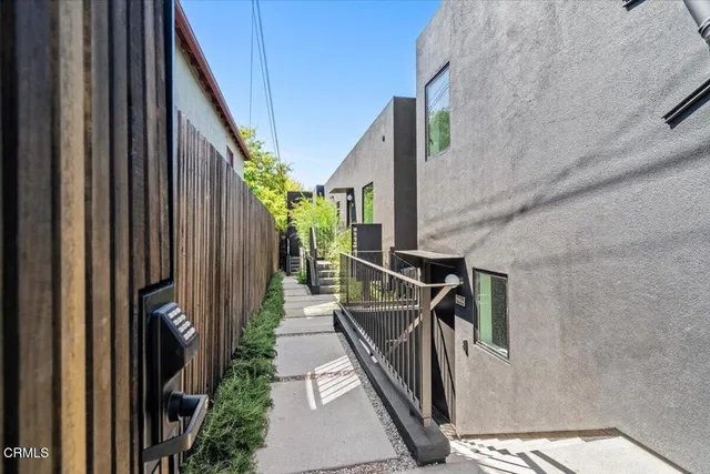 a view of entryway and gallery