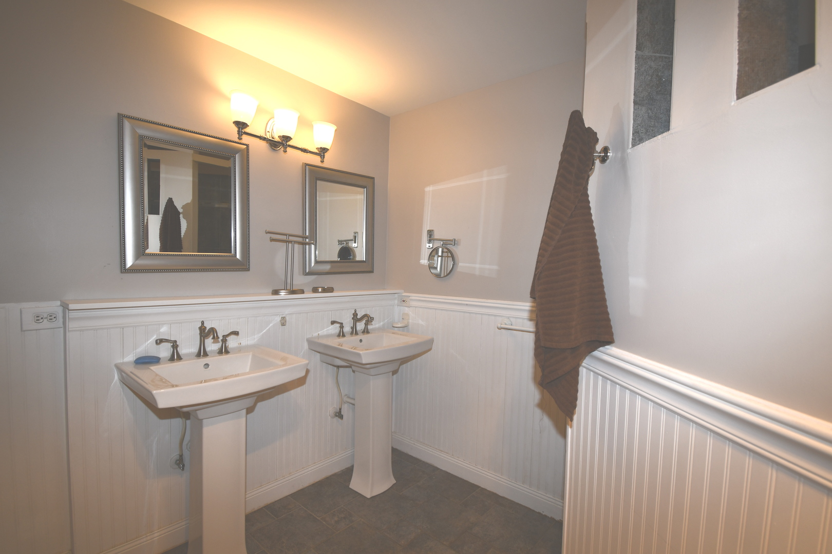 2174 Brookside Lane Aurora, IL 60502 - Photo 30 of 32 a bathroom with a sink a mirror and a bathtub