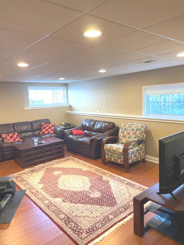 2174 Brookside Lane Aurora, IL 60502 - Photo 31 of 32 a bathroom with a tub and a rug