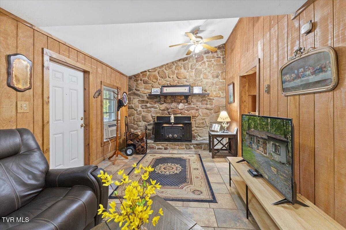 392 Government Road Bristol, TN 37620 - Photo 15 of 46 20-128A1009
