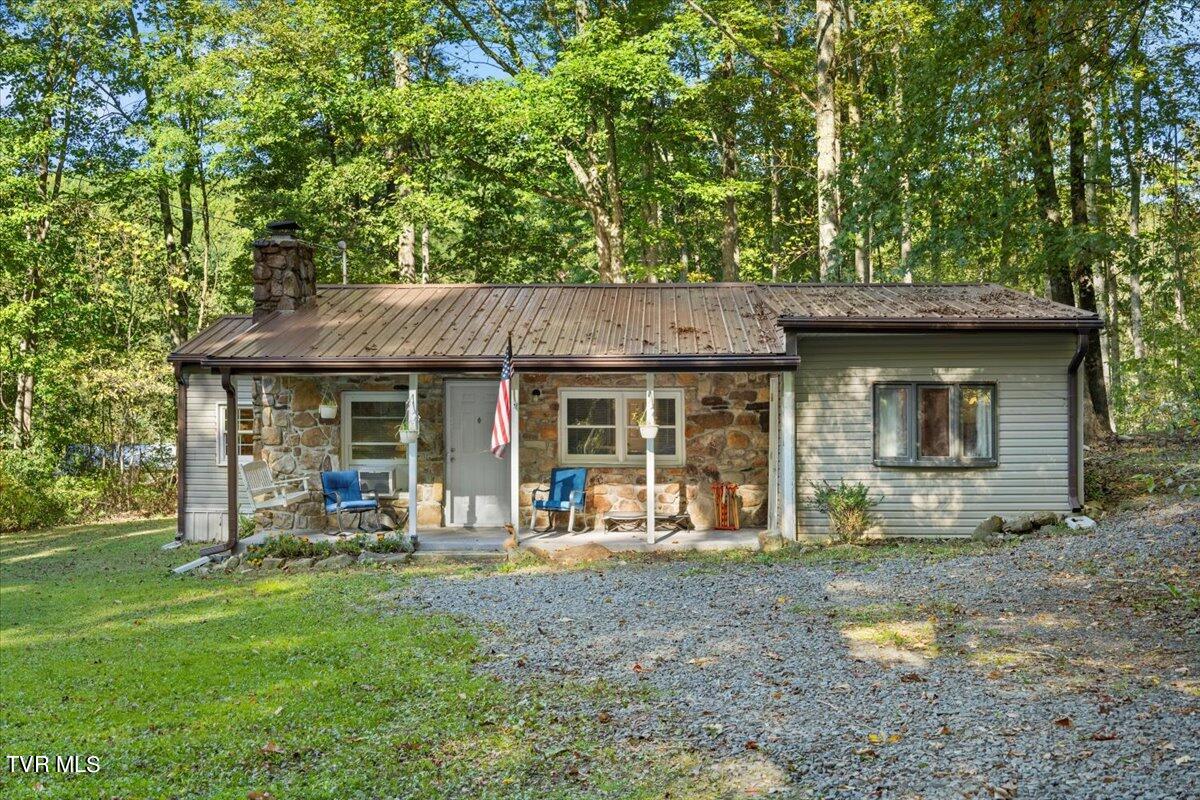 392 Government Road Bristol, TN 37620 - Photo 4 of 46 02-128A0955