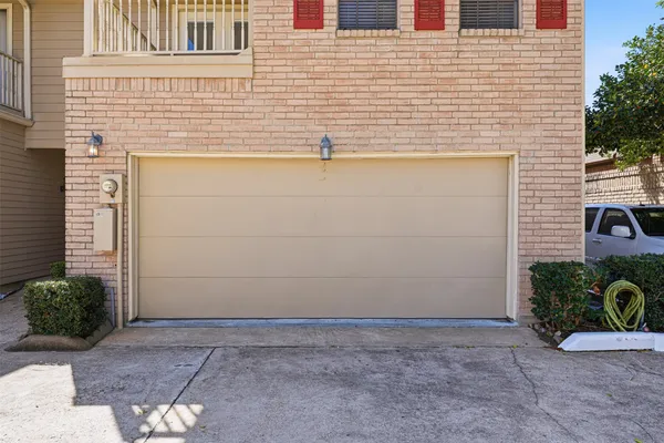 $2,300 | 7350 Kirby Drive, Unit 18, Houston, TX 77025