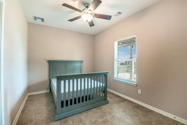 a view of livingroom with a ceiling fan
