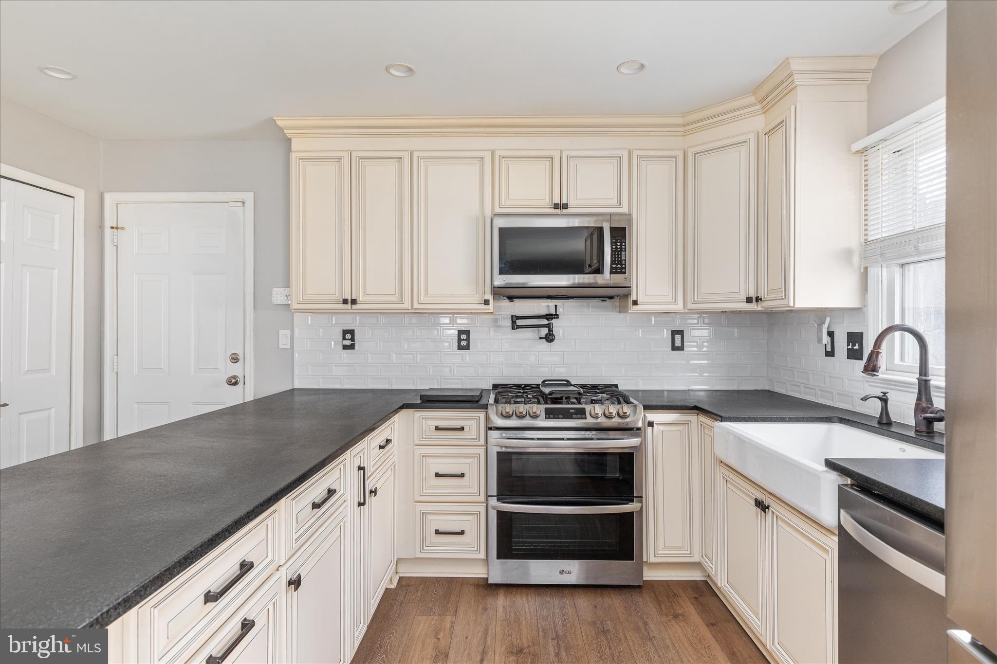 220 Oates Road Star Tannery, VA 22654 - Photo 29 of 78 Gas range/oven