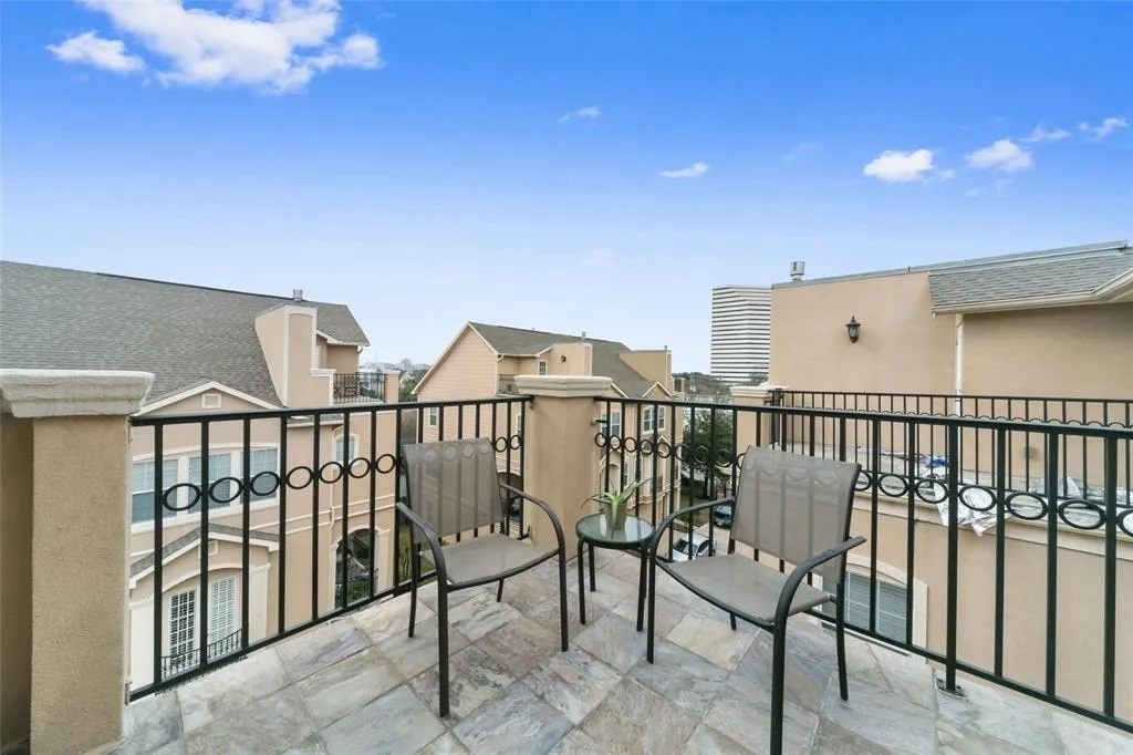 5615 Winsome Lane, Unit H Houston, TX 77057 - Photo 21 of 24 a view of a balcony