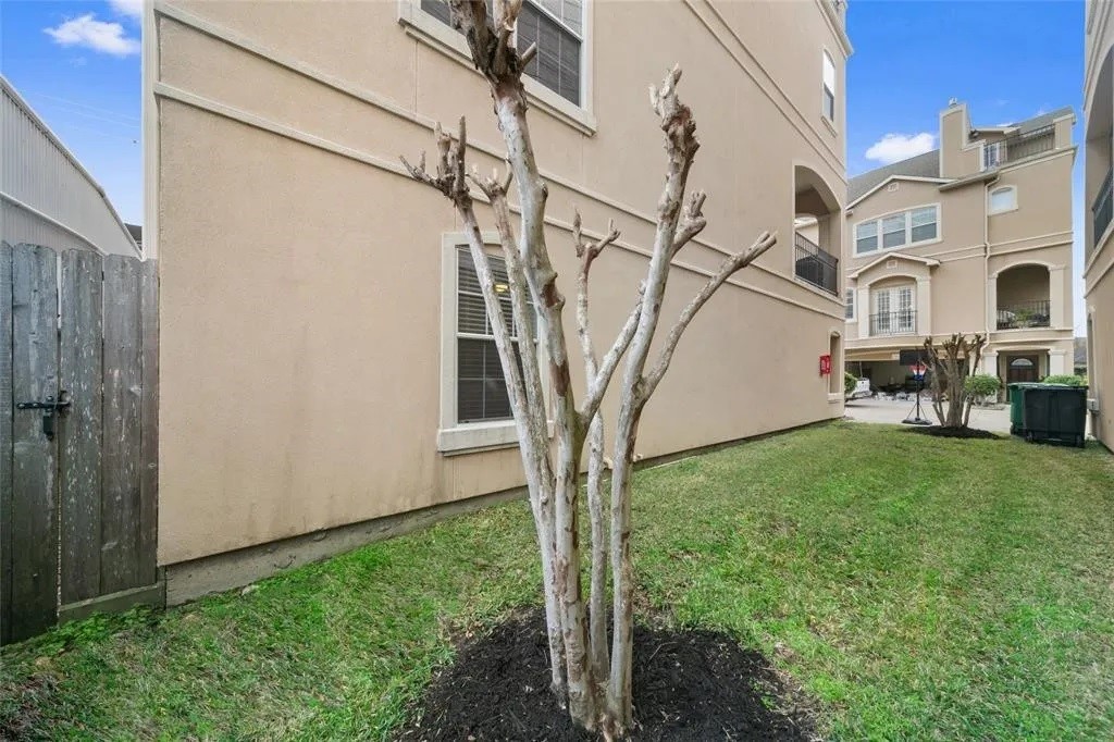 5615 Winsome Lane, Unit H Houston, TX 77057 - Photo 22 of 24 a view of a back yard of the house