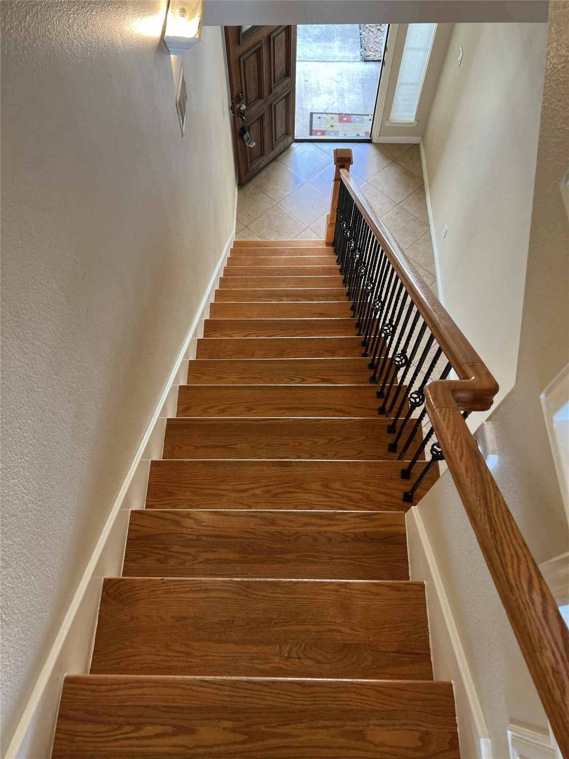 5615 Winsome Lane, Unit H Houston, TX 77057 - Photo 3 of 24 a view of entryway
