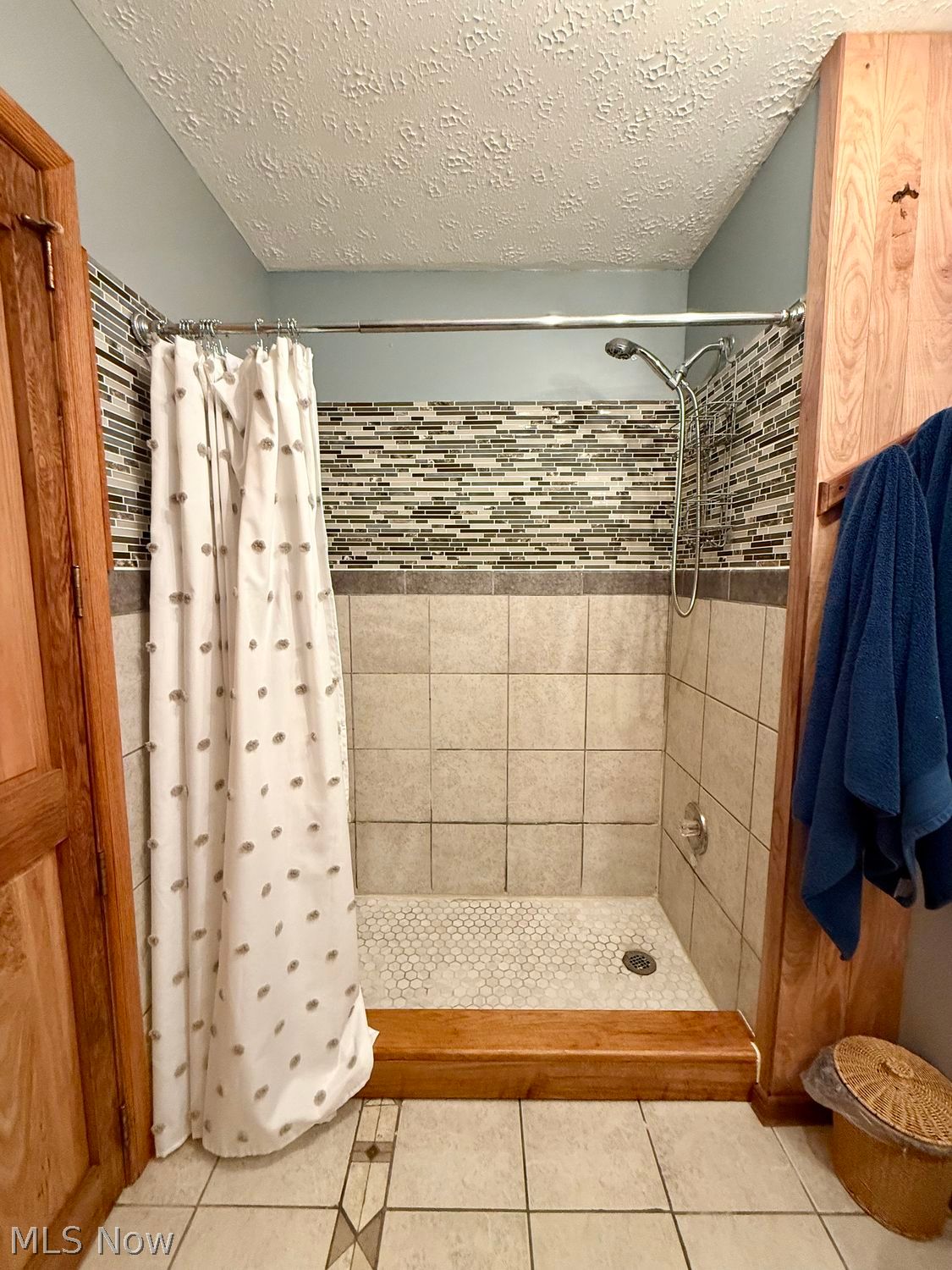 19845 Mosher Road Wellington, OH 44090 - Photo 28 of 50 1st floor full hall bath