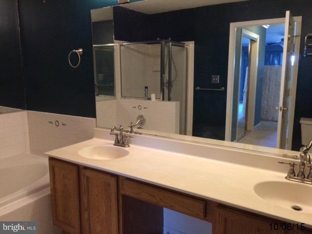 408 Ridgepoint Place, Unit 16 Gaithersburg, MD 20878 - Photo 8 of 11 Bath (Master) View 1