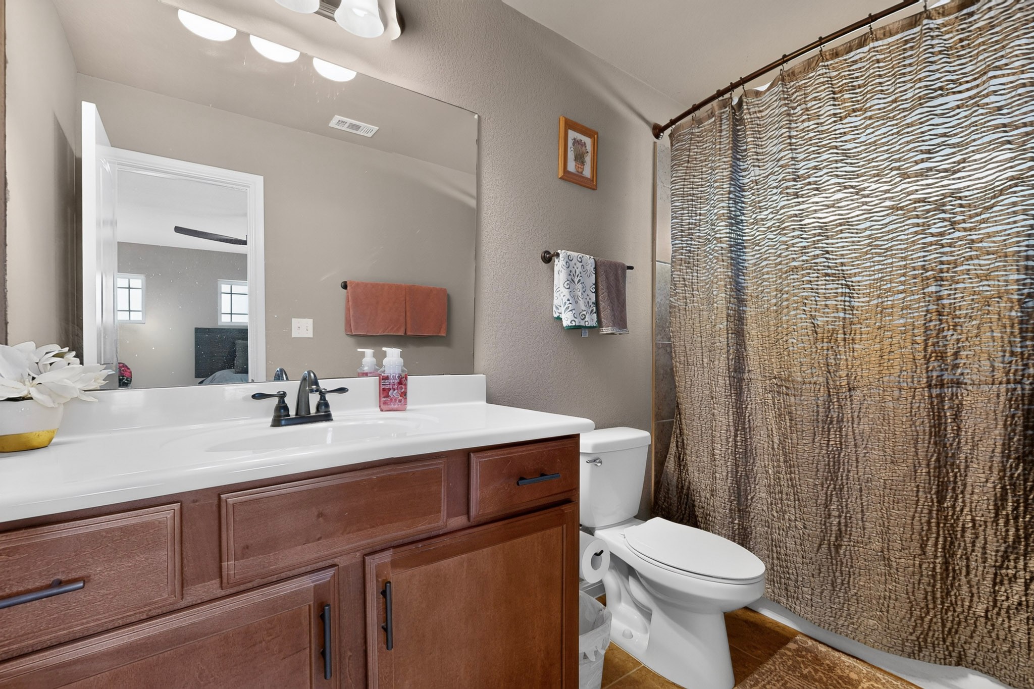 6017 Roma Street Round Rock, TX 78665 - Photo 26 of 40 Bathroom in upstairs bedroom.