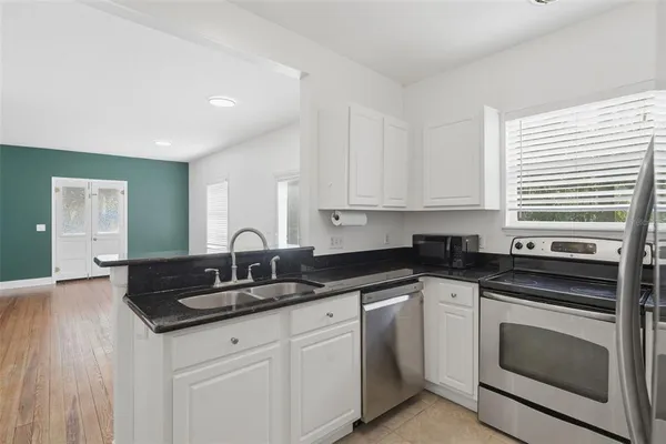 $3,000 | 1406 East Ridgewood Street, Orlando, FL 32803