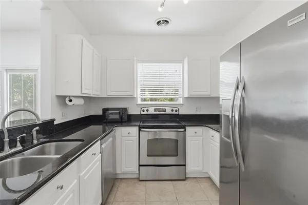 $3,000 | 1406 East Ridgewood Street, Orlando, FL 32803