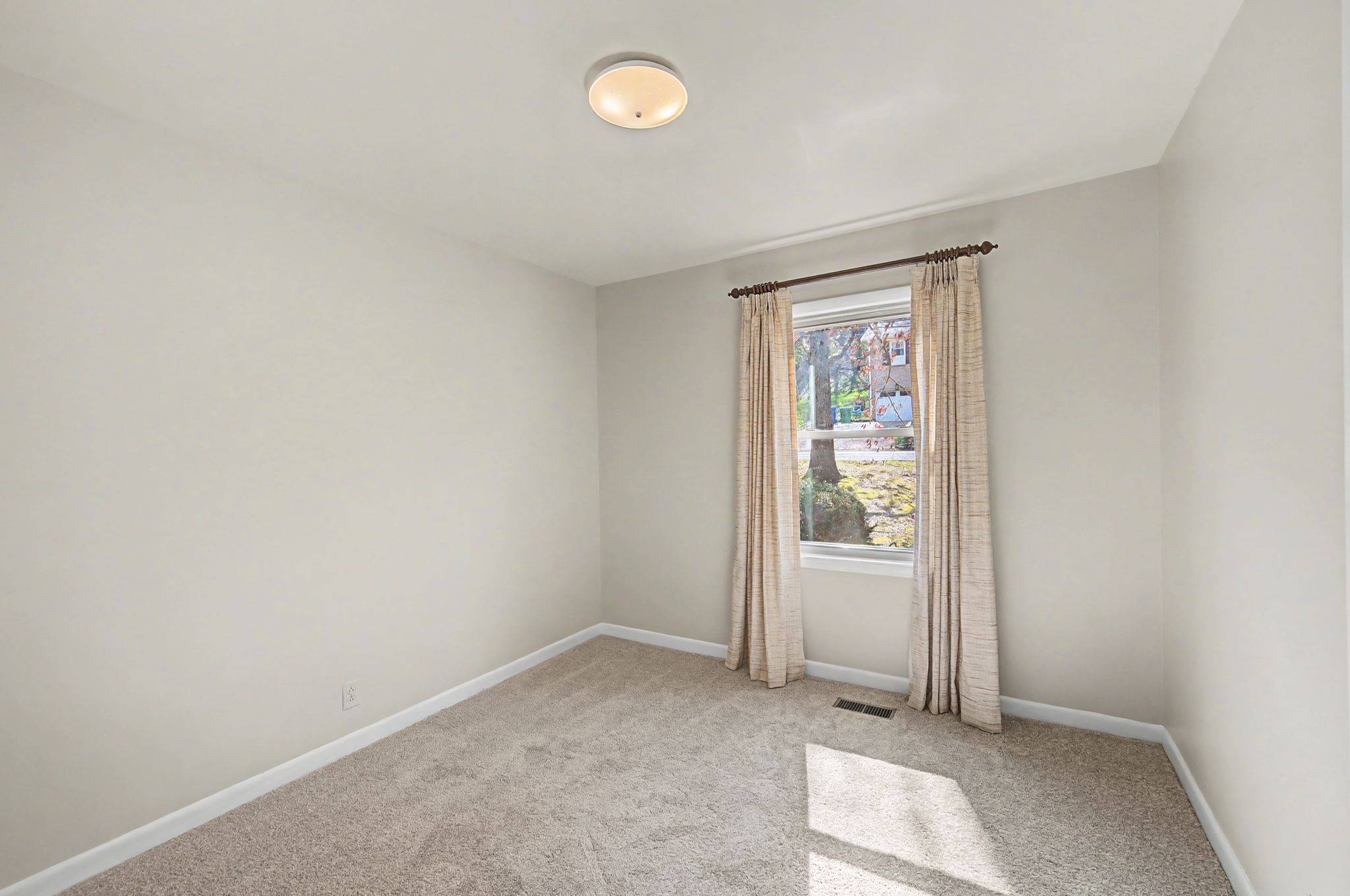 520 Holt Valley Road Nashville, TN 37209 - Photo 17 of 47 an empty room with windows