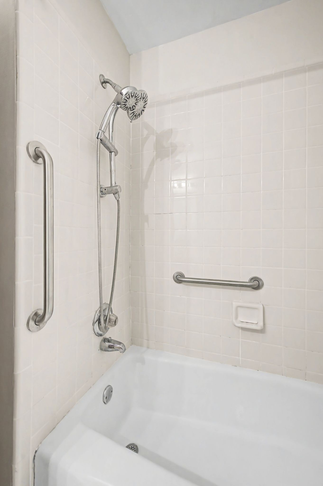 520 Holt Valley Road Nashville, TN 37209 - Photo 20 of 47 a bathroom with a bath tub with a shower