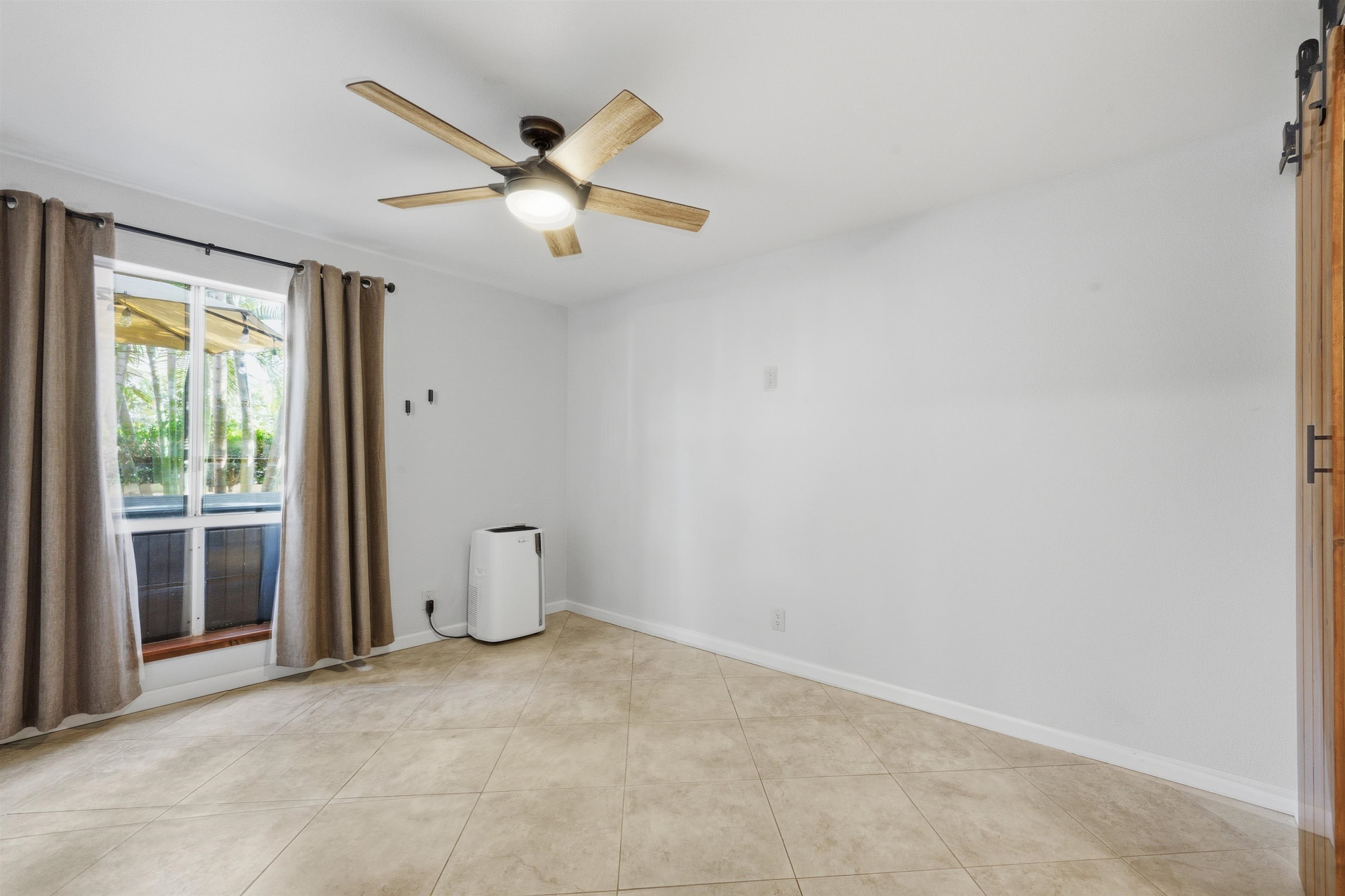 140 Uwapo Road, Unit 39101 Kihei, HI 96753 - Photo 12 of 35 a view of an empty room and window