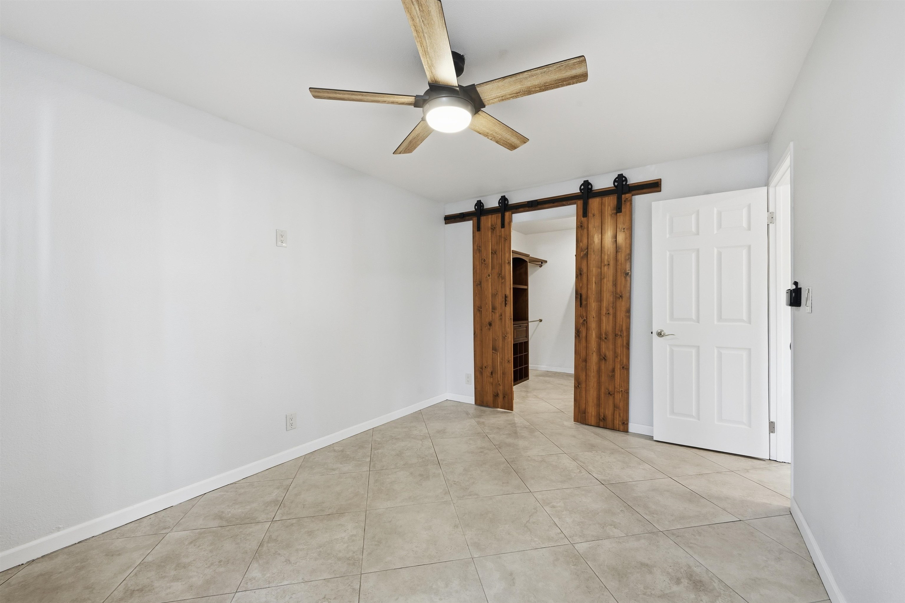 140 Uwapo Road, Unit 39101 Kihei, HI 96753 - Photo 13 of 35 an empty room with closet and a ceiling fan