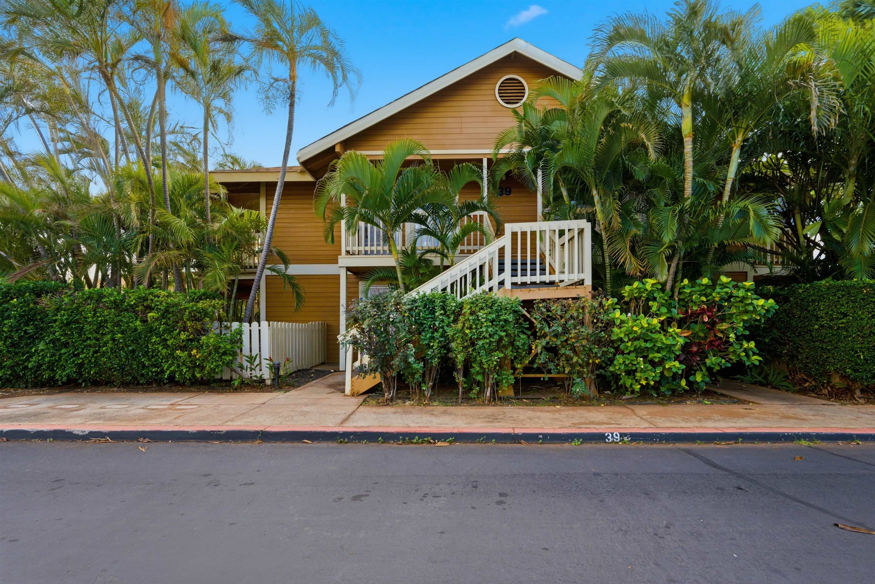 140 Uwapo Road, Unit 39101 Kihei, HI 96753 - Photo 2 of 35 a front view of a house having yard