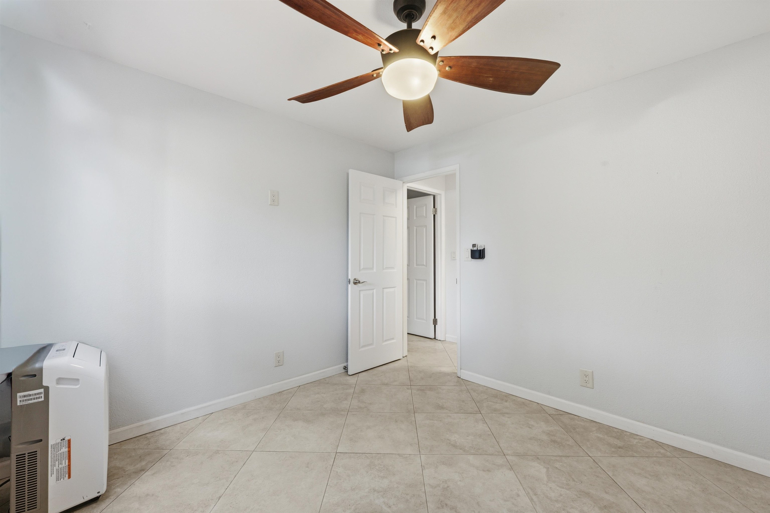 140 Uwapo Road, Unit 39101 Kihei, HI 96753 - Photo 24 of 35 an empty room with a ceiling fan and a window