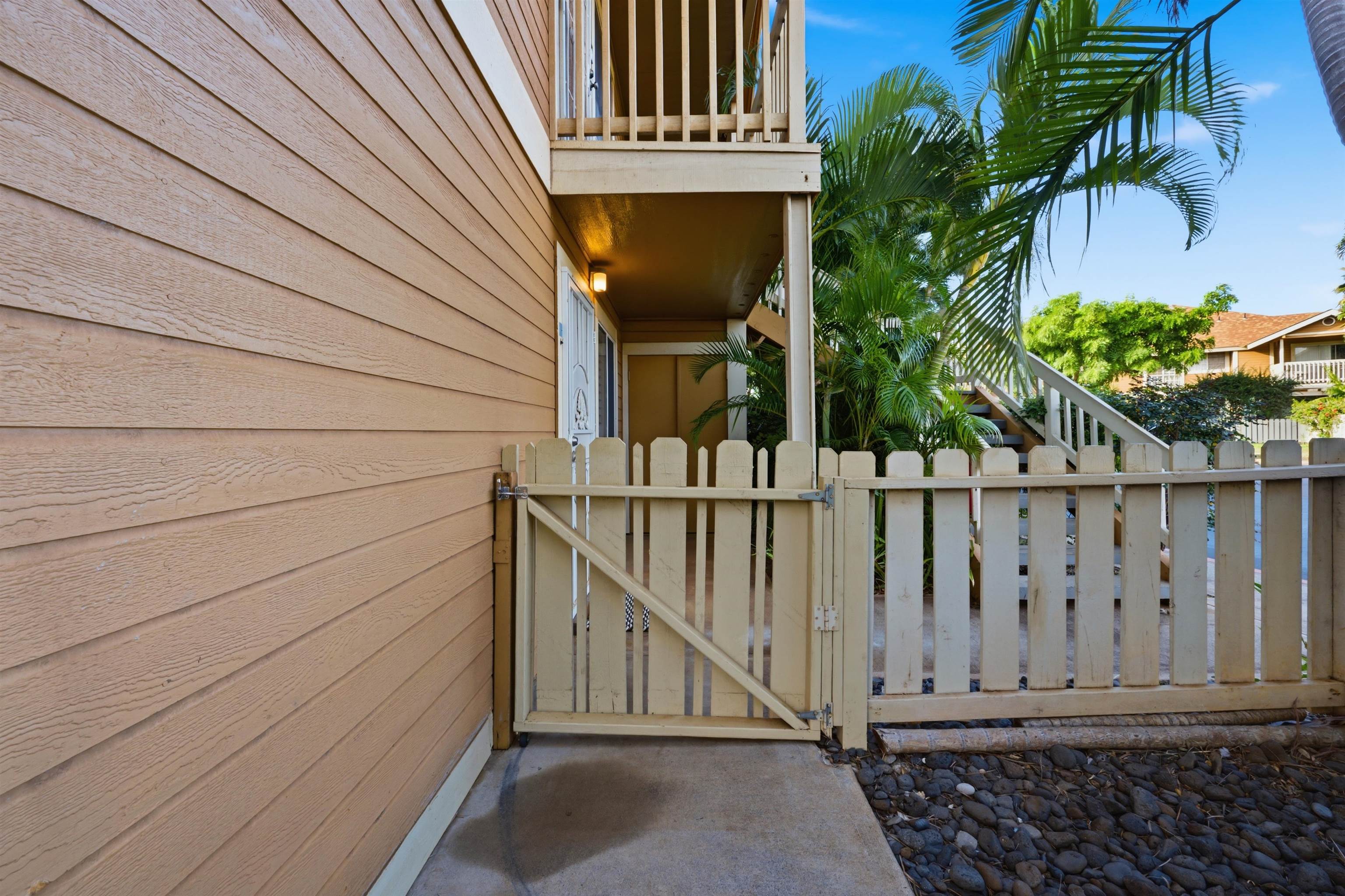 140 Uwapo Road, Unit 39101 Kihei, HI 96753 - Photo 31 of 35 a view of a house with wooden fence