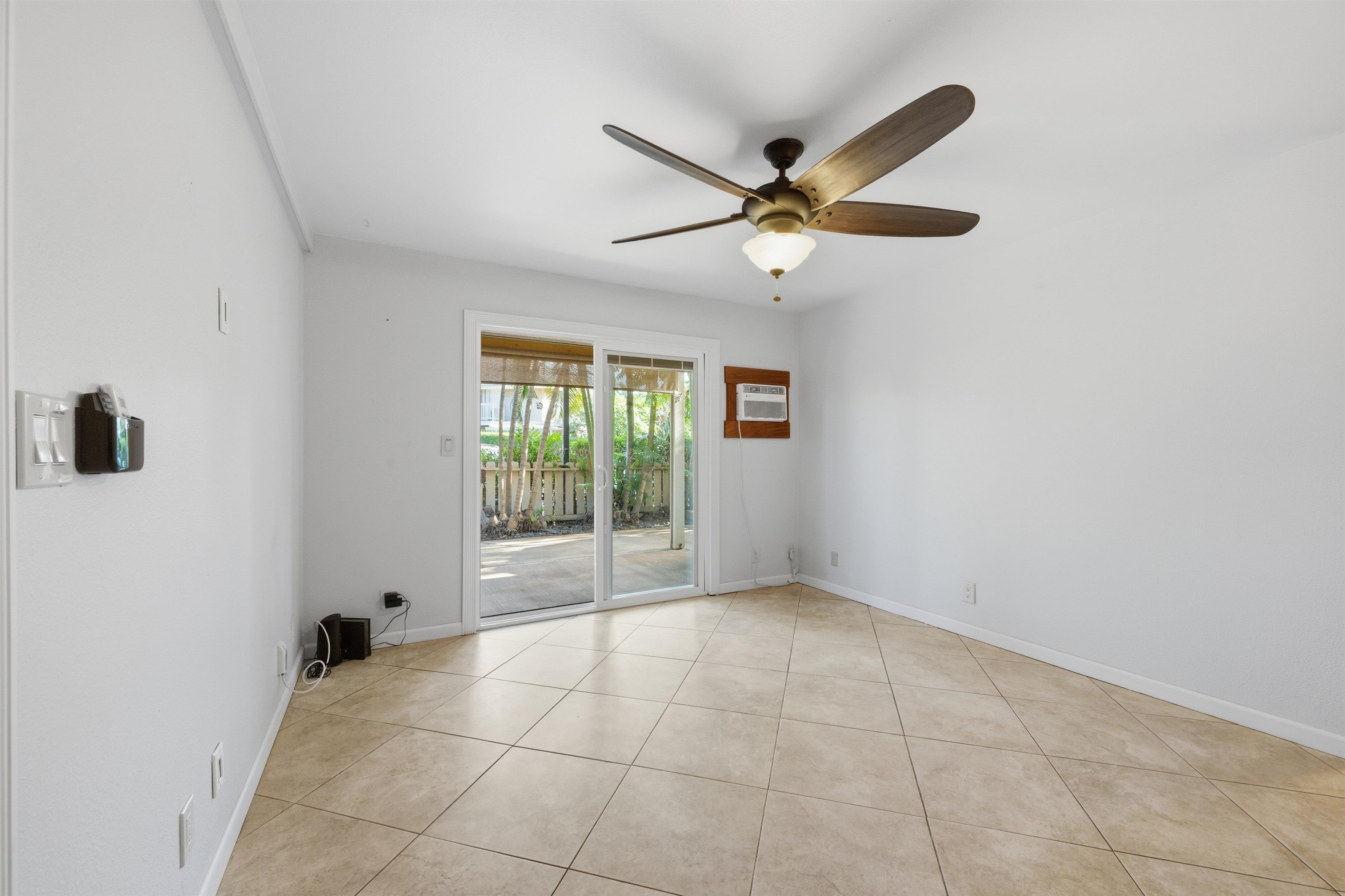 140 Uwapo Road, Unit 39101 Kihei, HI 96753 - Photo 5 of 35 a view of an empty room with a window