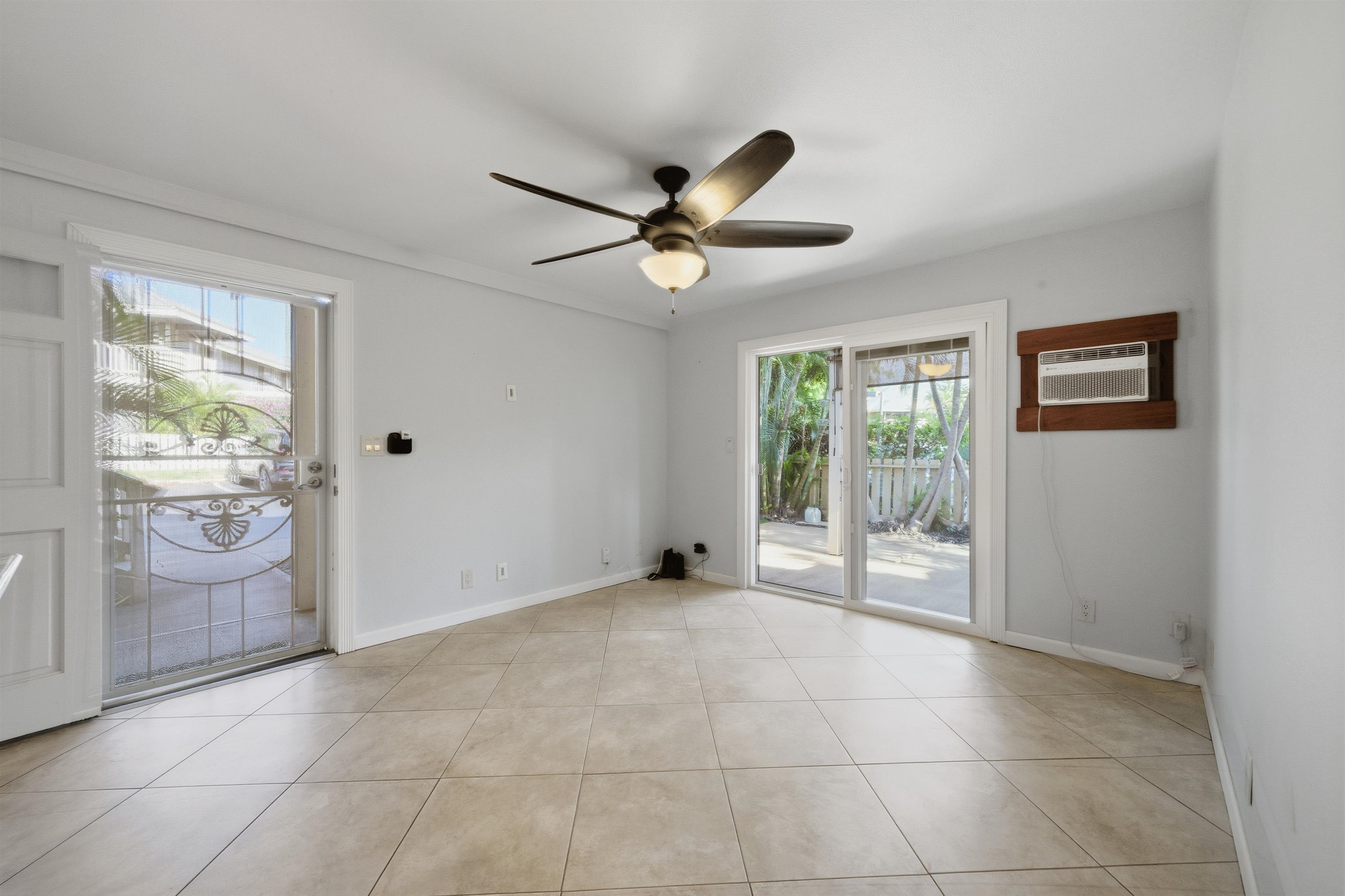 140 Uwapo Road, Unit 39101 Kihei, HI 96753 - Photo 8 of 35 a view of an empty room with a window