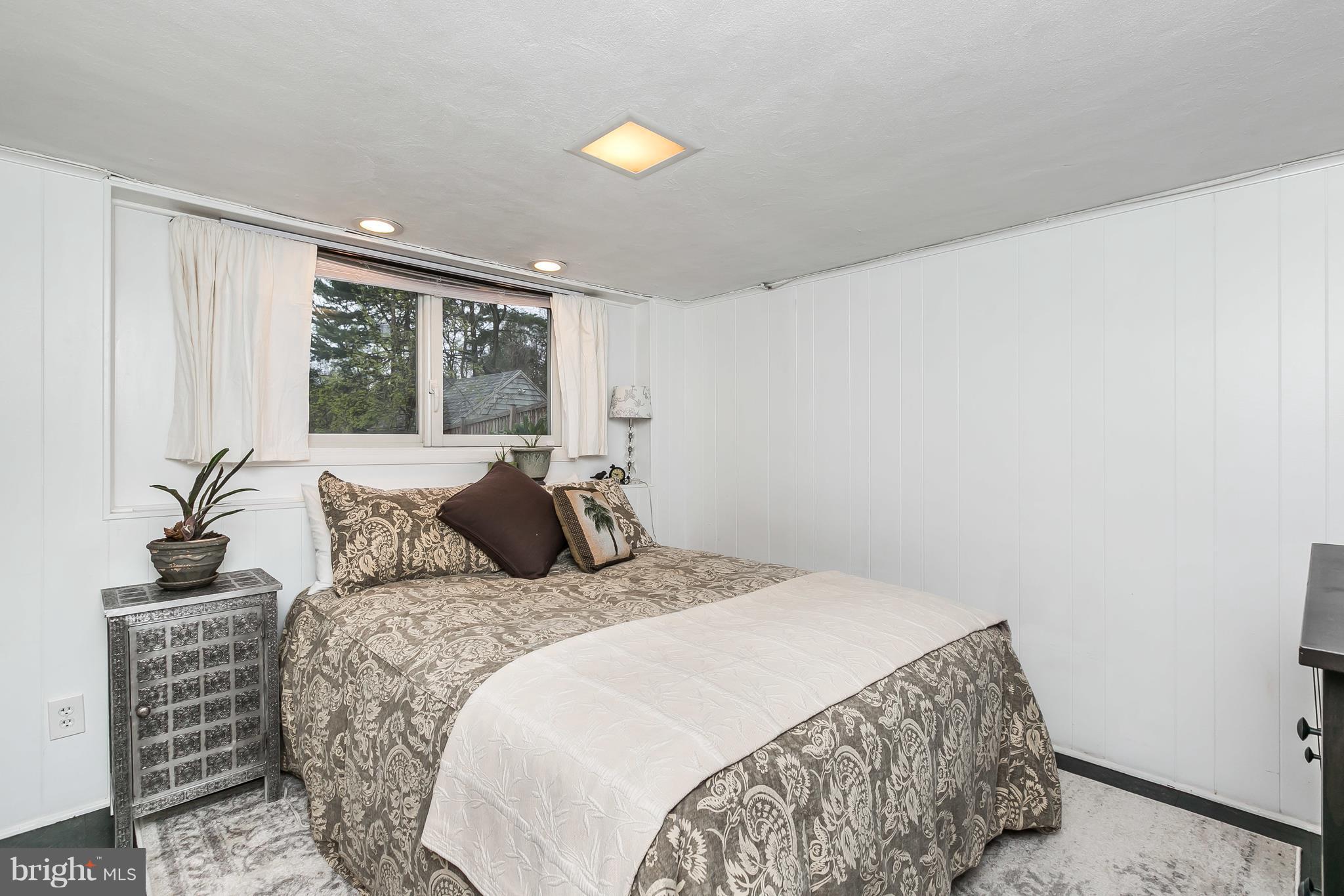 5714 Oakshire Road Baltimore, MD 21209 - Photo 23 of 30 Bedroom on lower level has lots of light!