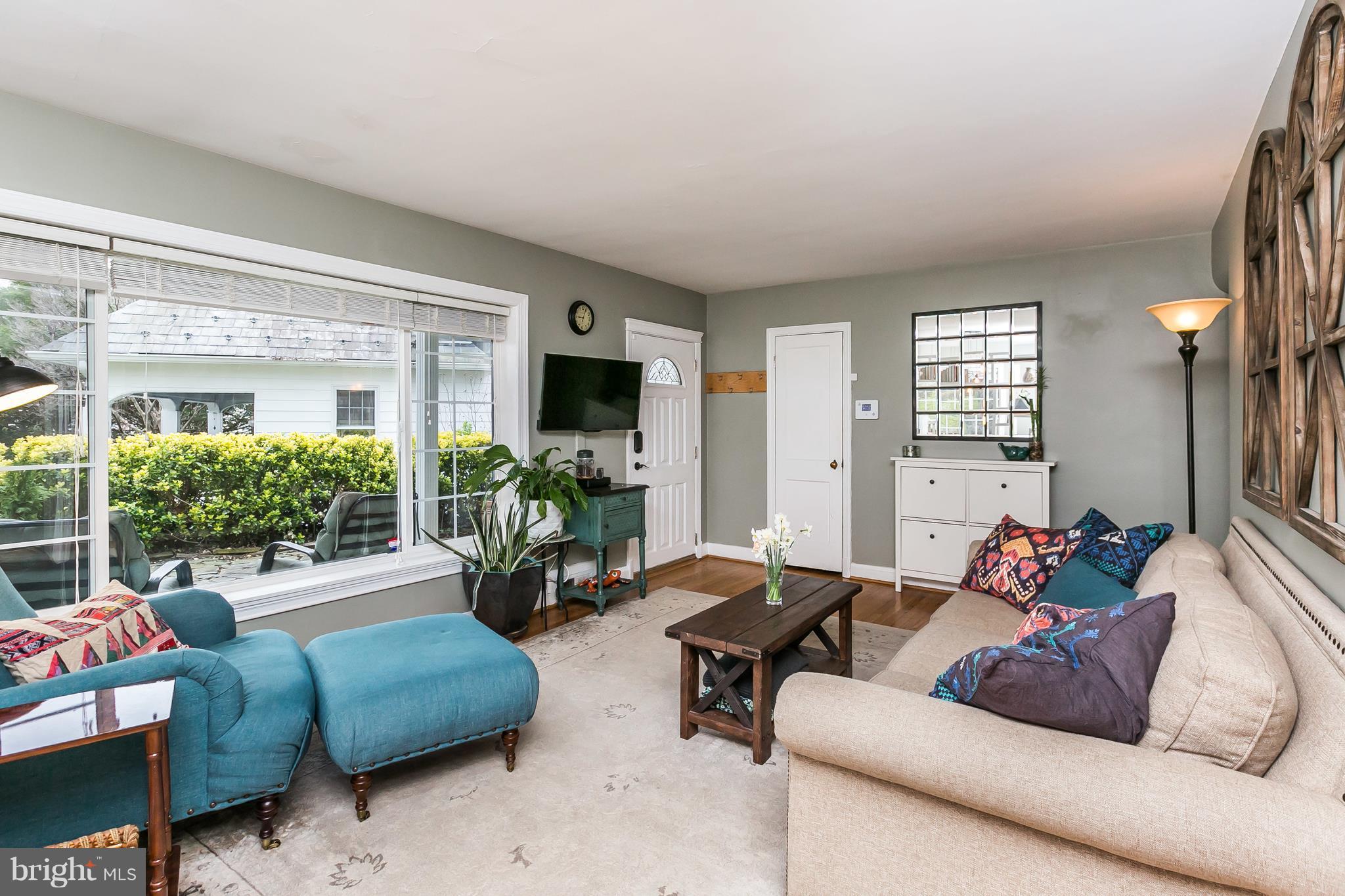5714 Oakshire Road Baltimore, MD 21209 - Photo 4 of 30 Open concept living with lots of light!