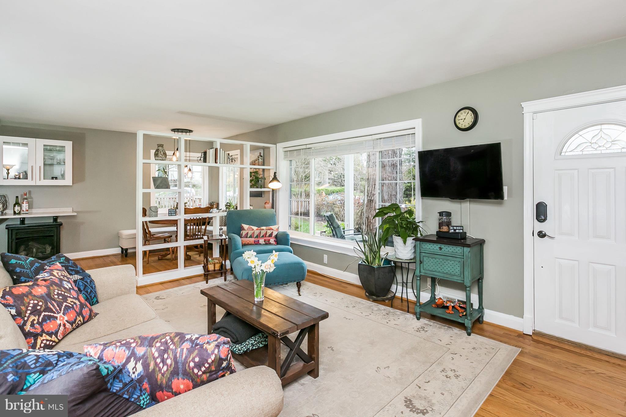 5714 Oakshire Road Baltimore, MD 21209 - Photo 5 of 30 Living Room